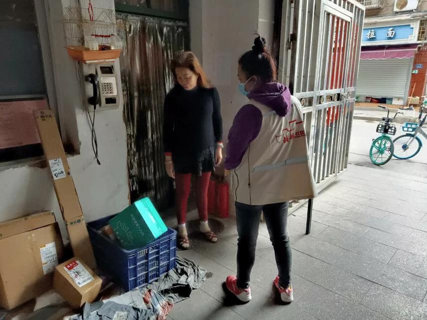 快遞寄存引紛爭，小區(qū)建柜解難題