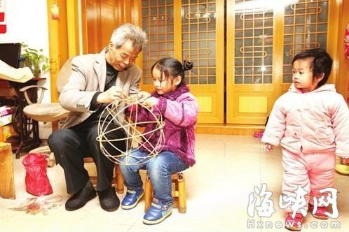 這位老人出生于花燈世家 古稀之年仍在研究技藝