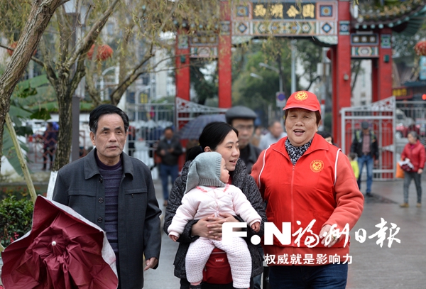 西湖有個熱心“街舞大媽”　義務為游客介紹景點