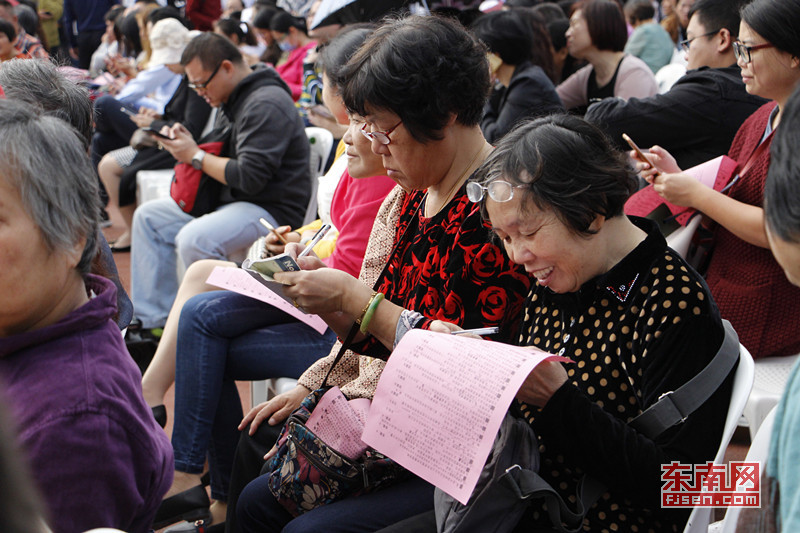 現場，群眾正在認真閱讀有獎問答題目.jpg