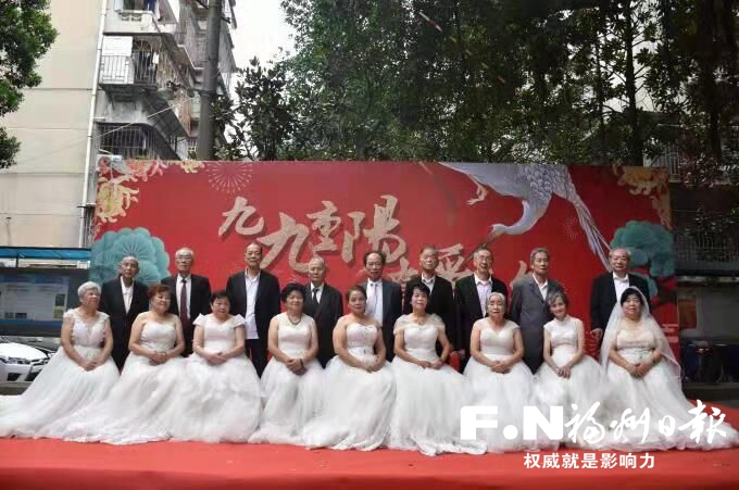 金婚老人喜拍婚紗照