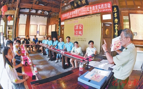 八旬宣講員講述紅色郵票故事