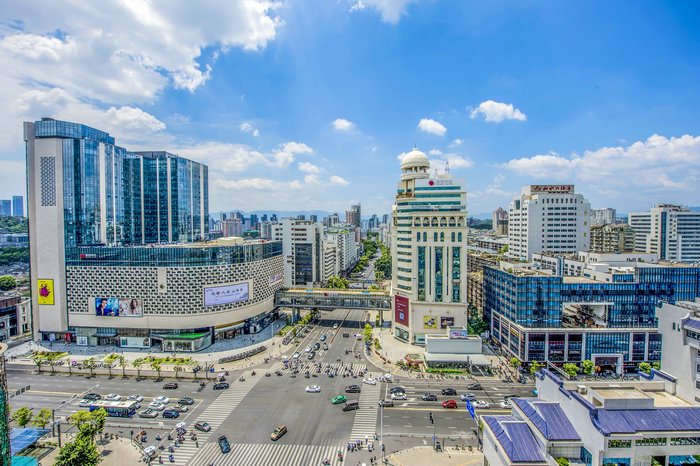 《繁華東街口》